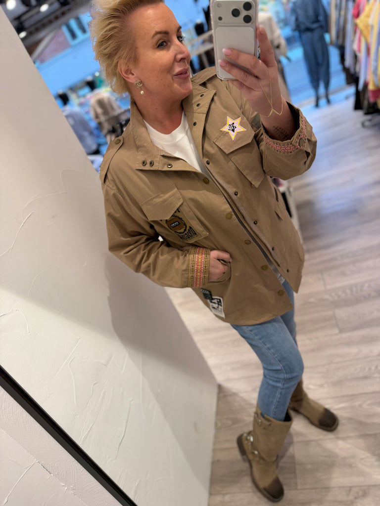 Boho Love B1326 safari jakke sand