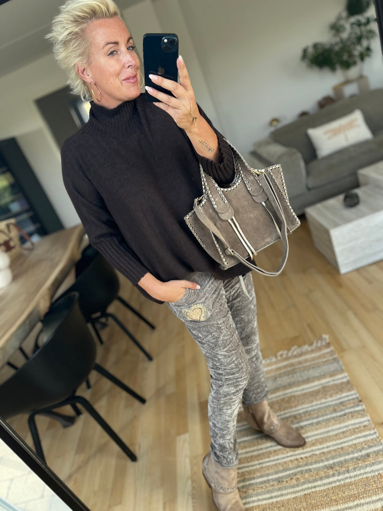 By Engbork Joy strik brown