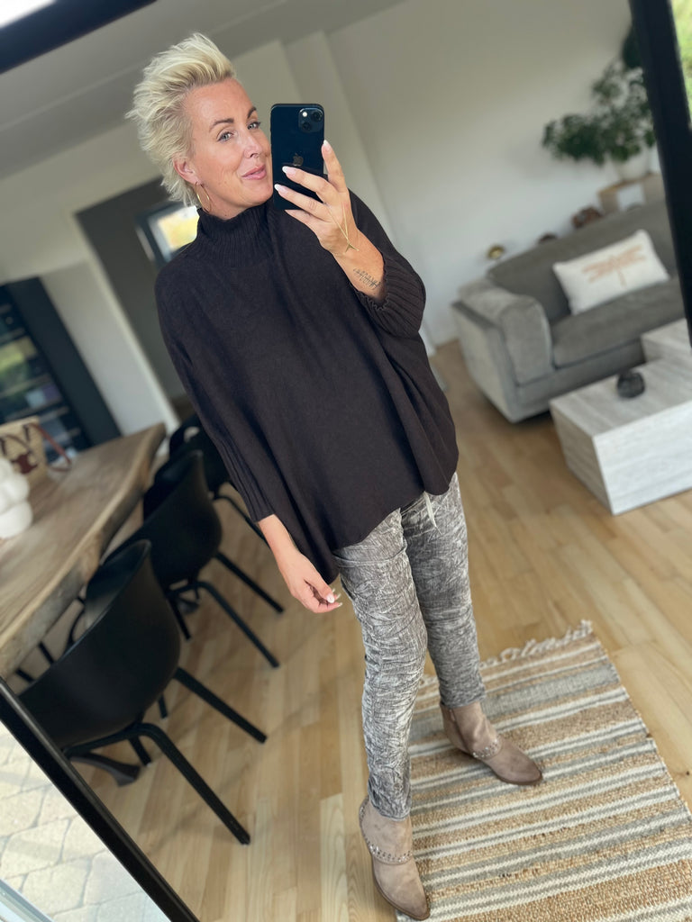 By Engbork Joy strik brown