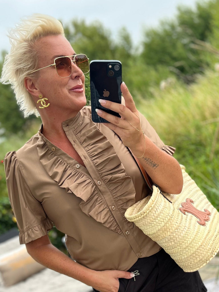 Design By Laerke Queen ruffle shirt SS toffee