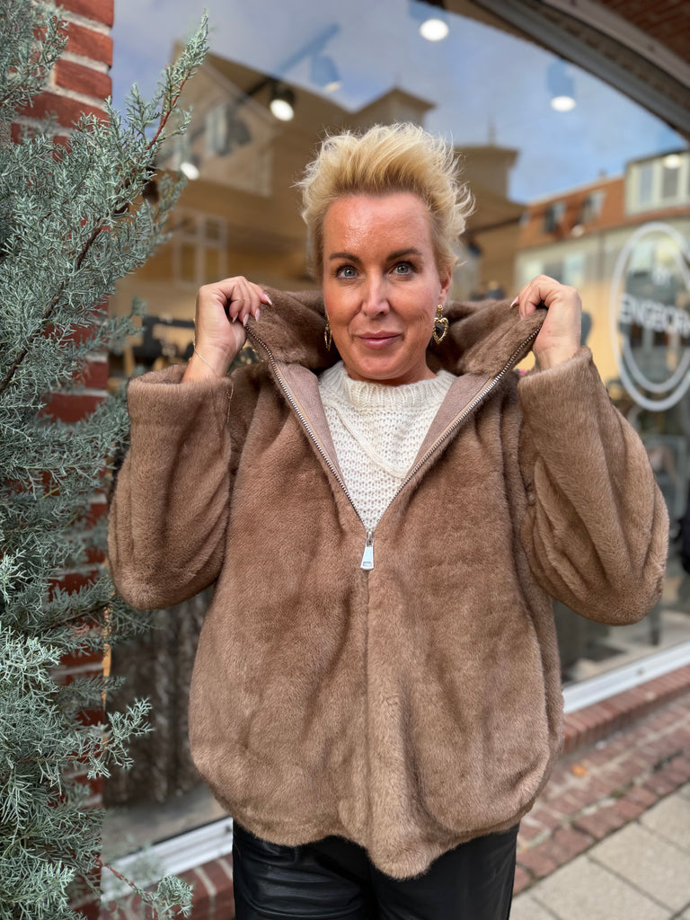 By Engbork Norma faux fur taupe