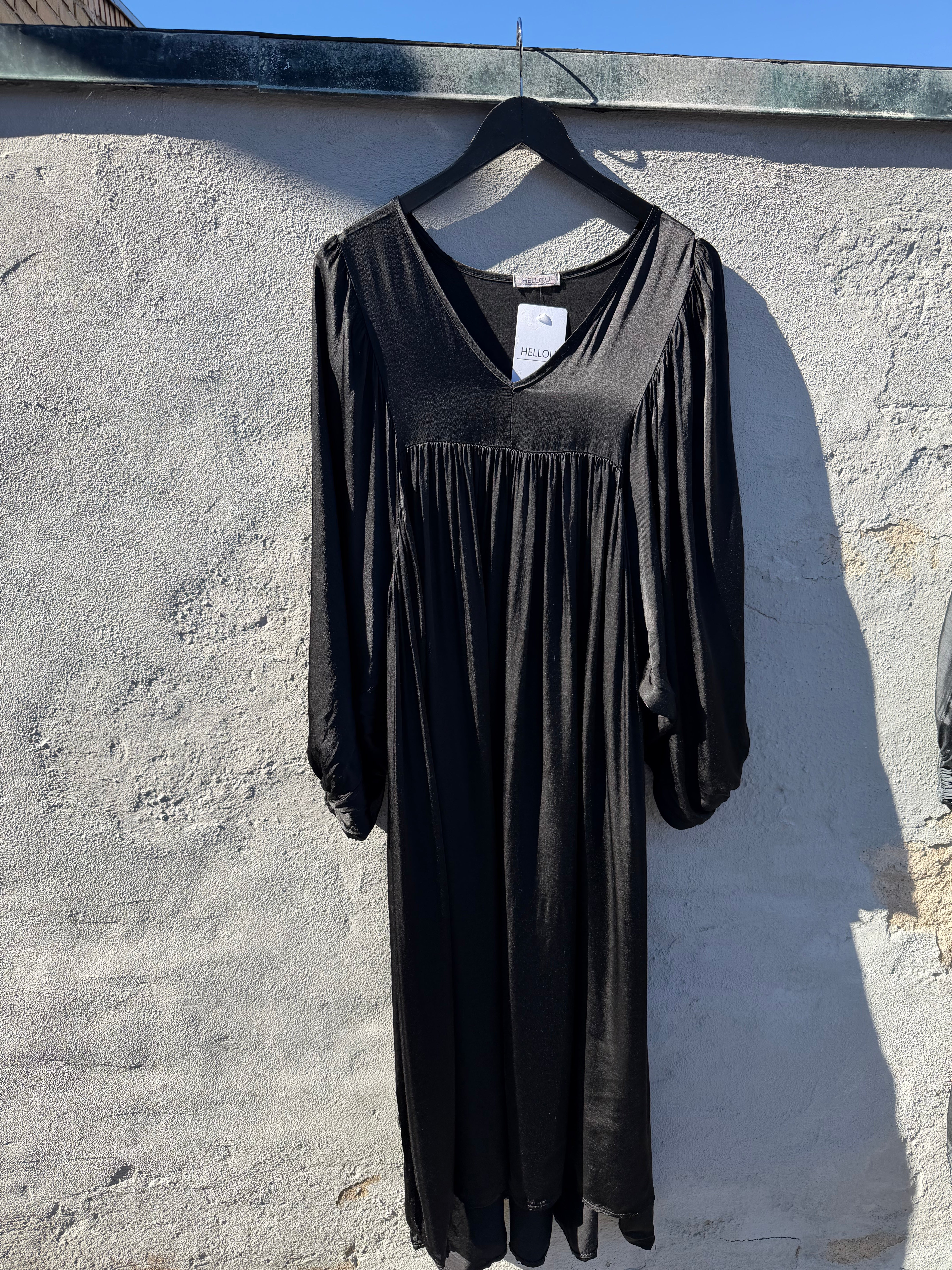 By Engbork HelloU Empire kjole sateen black
