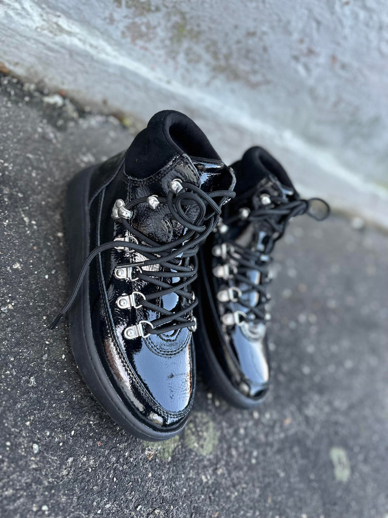 Woden WL460 Iris Full patent leather boot Black