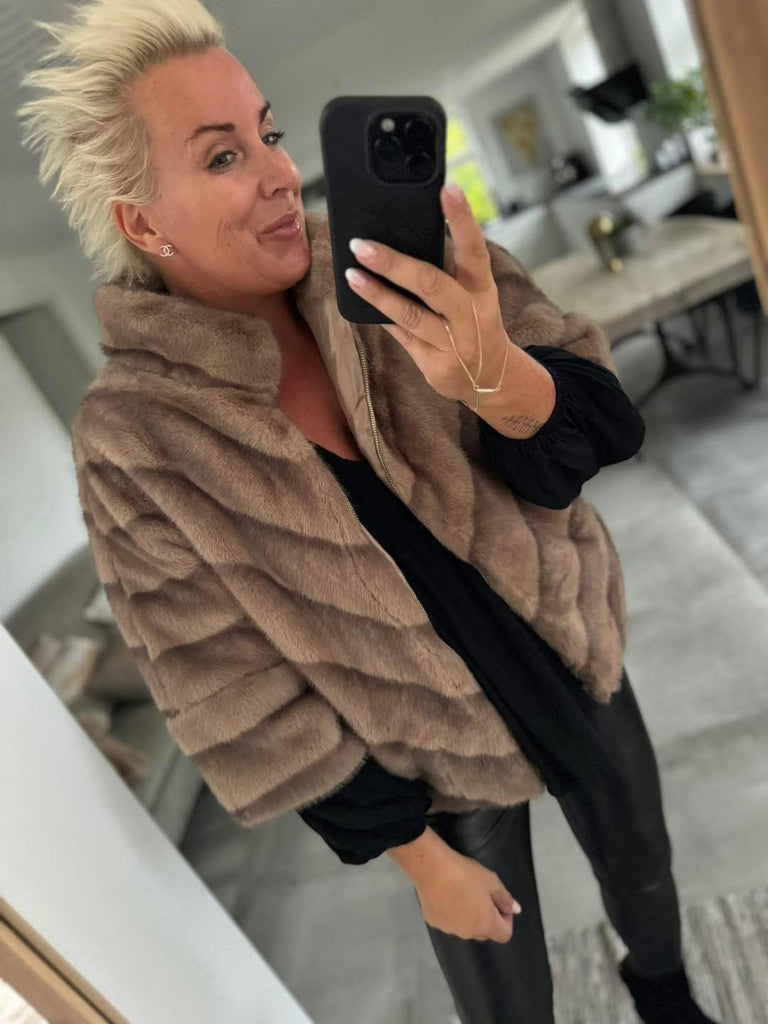 By Engbork Marilyn fake fur jakke taupe