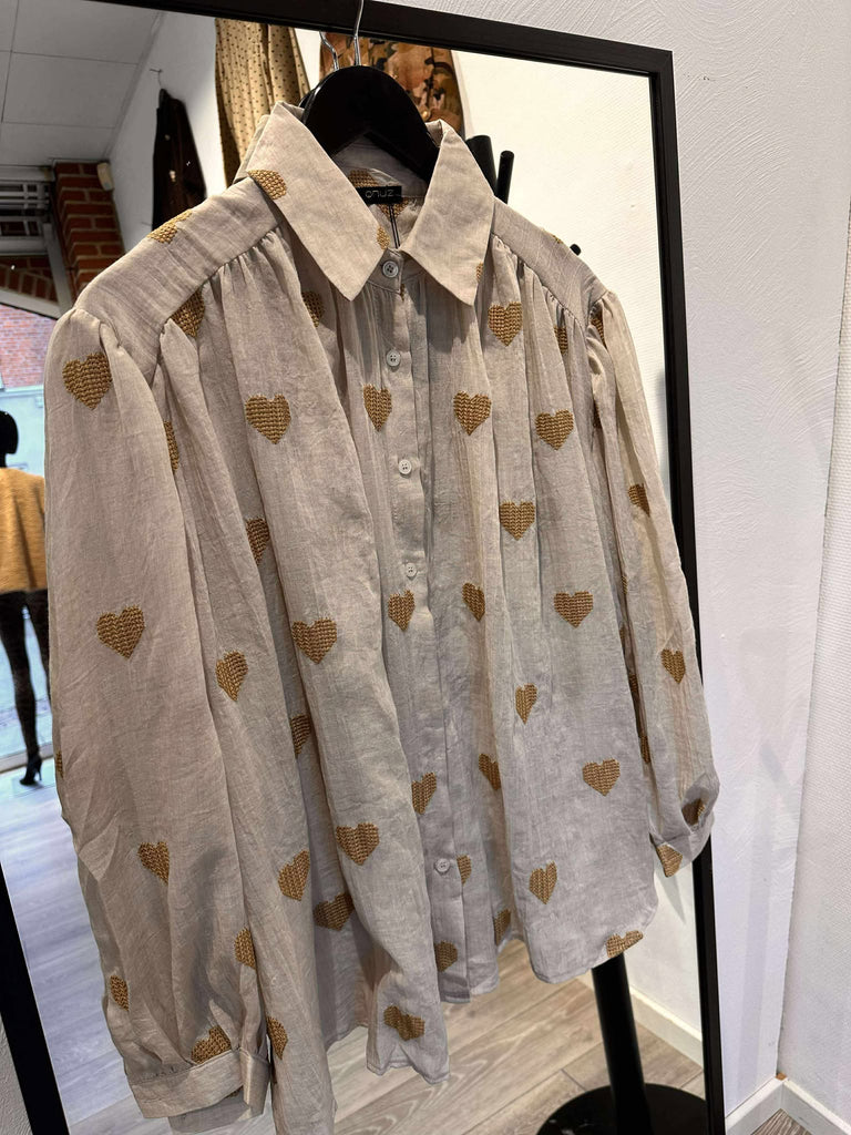 QNUZ  9102 Embrodery skjorte hearts taupe