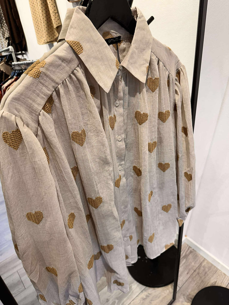 QNUZ  9102 Embrodery skjorte hearts taupe