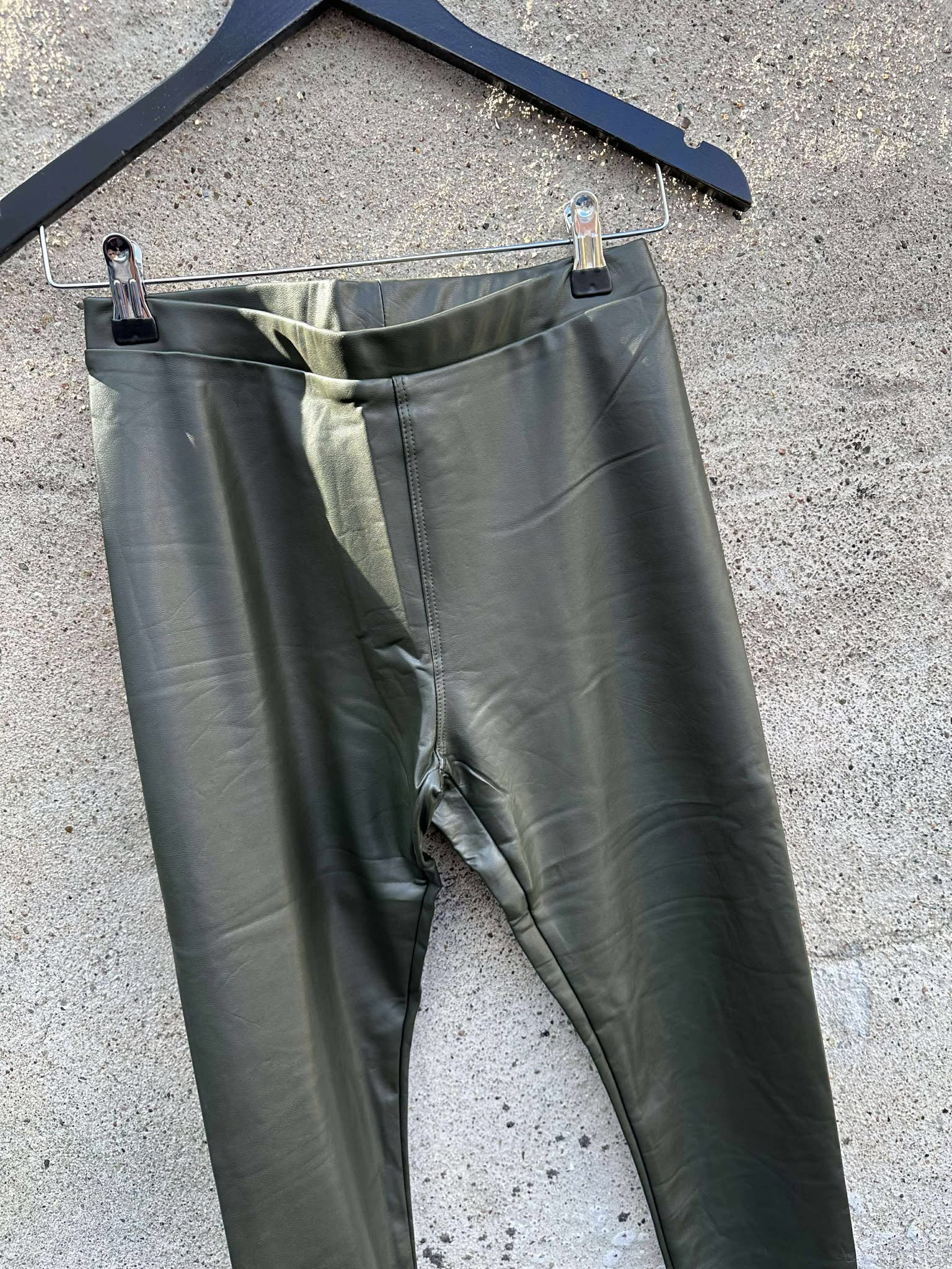 By Engbork Norfy coated leggins olive