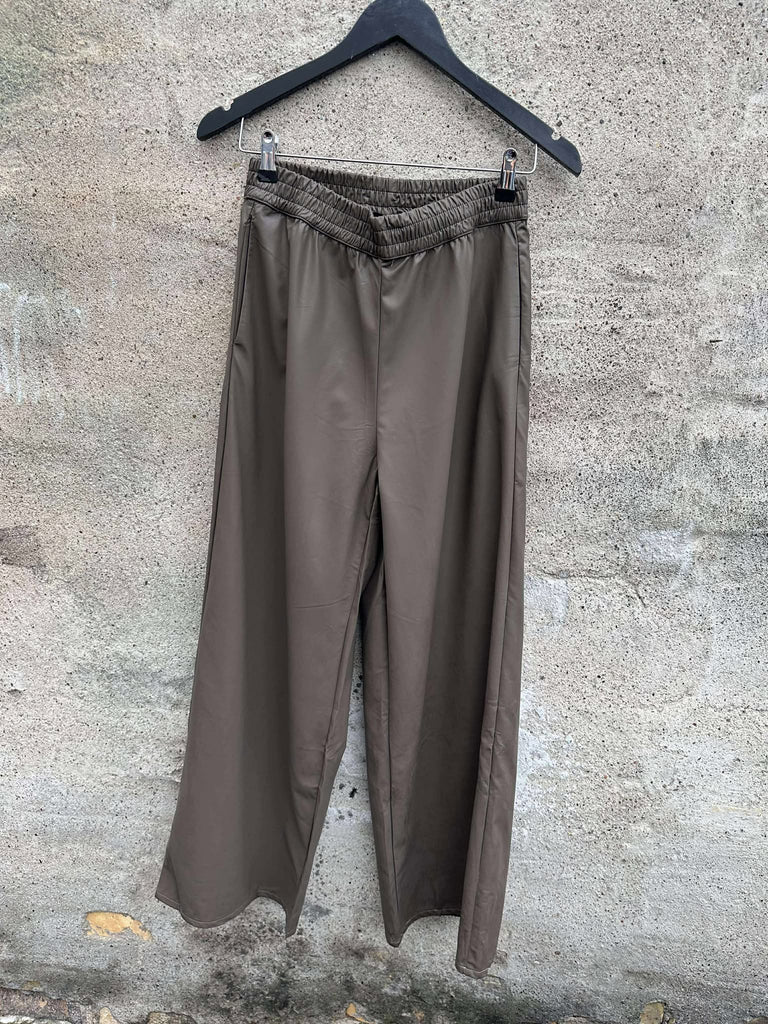 Qnuz 9112 Fake leather pants marron