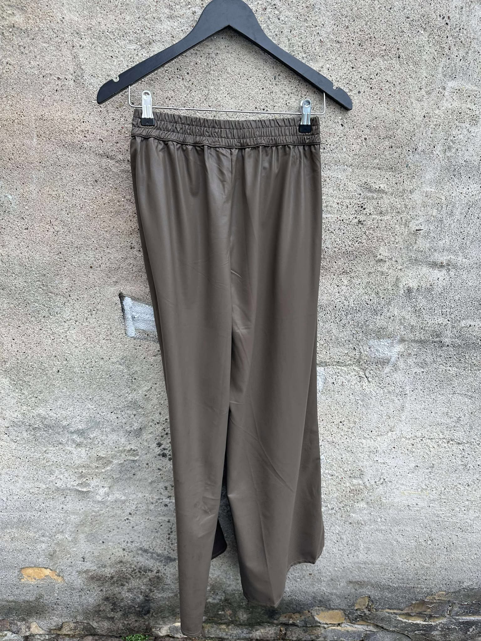 Qnuz 9112 Fake leather pants marron