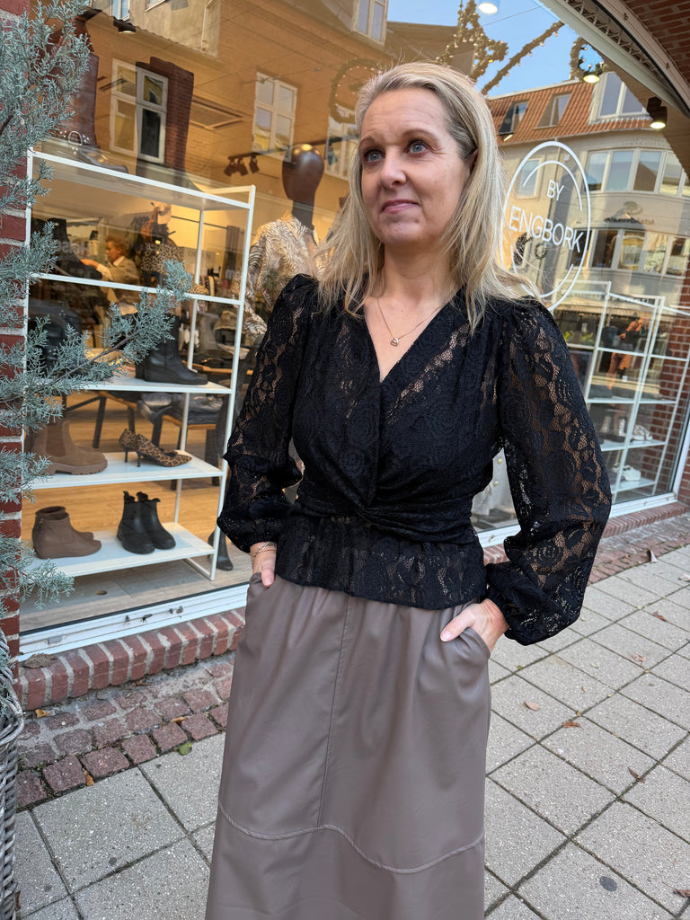 Liberte 22120 Tiki LS twist blouse black lace