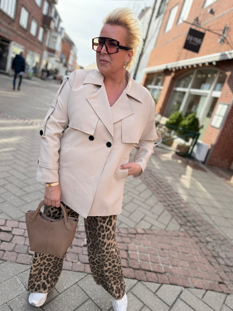 By Engbork Juliet short trench coat sand