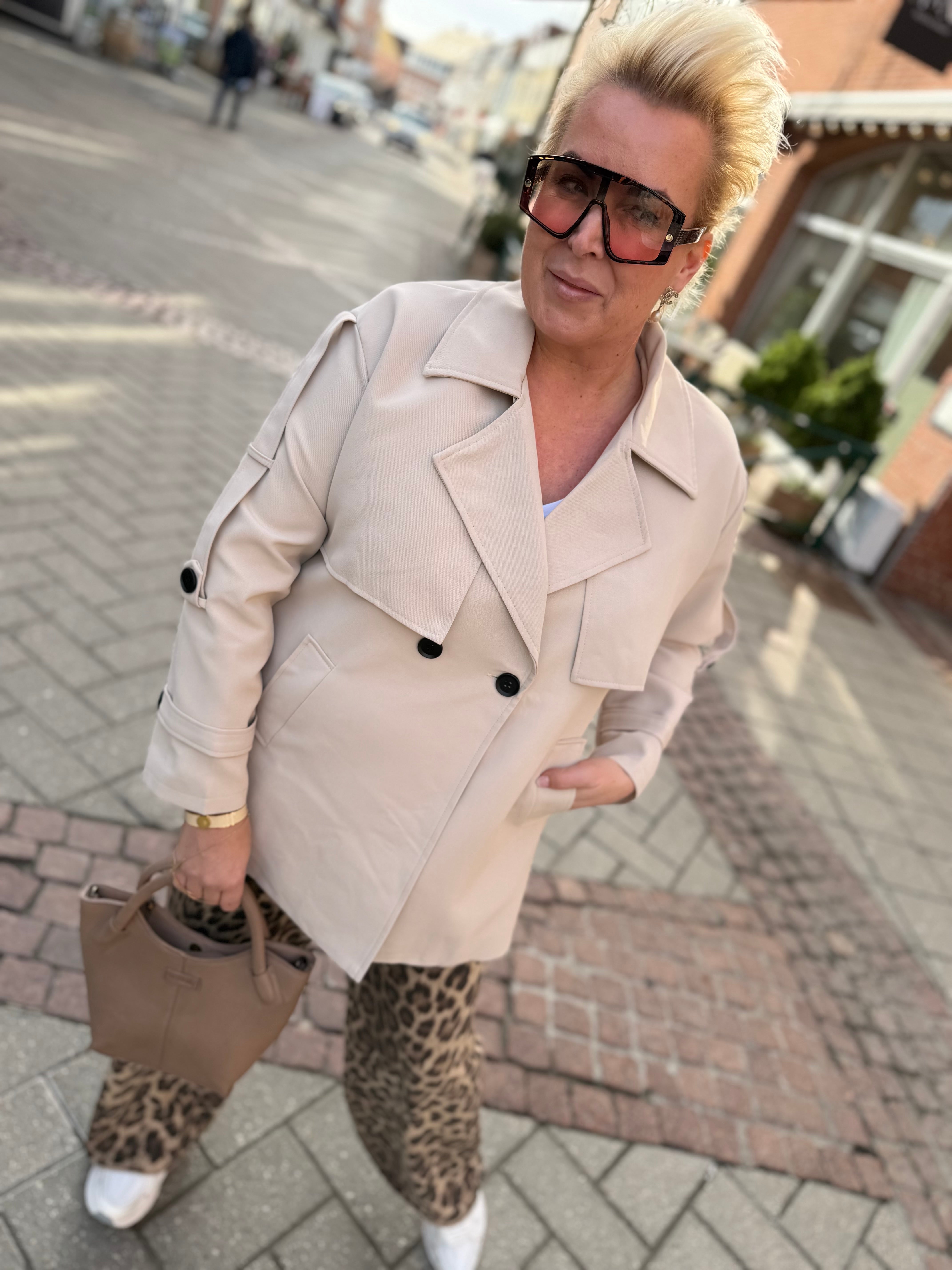 By Engbork Juliet short trench coat sand