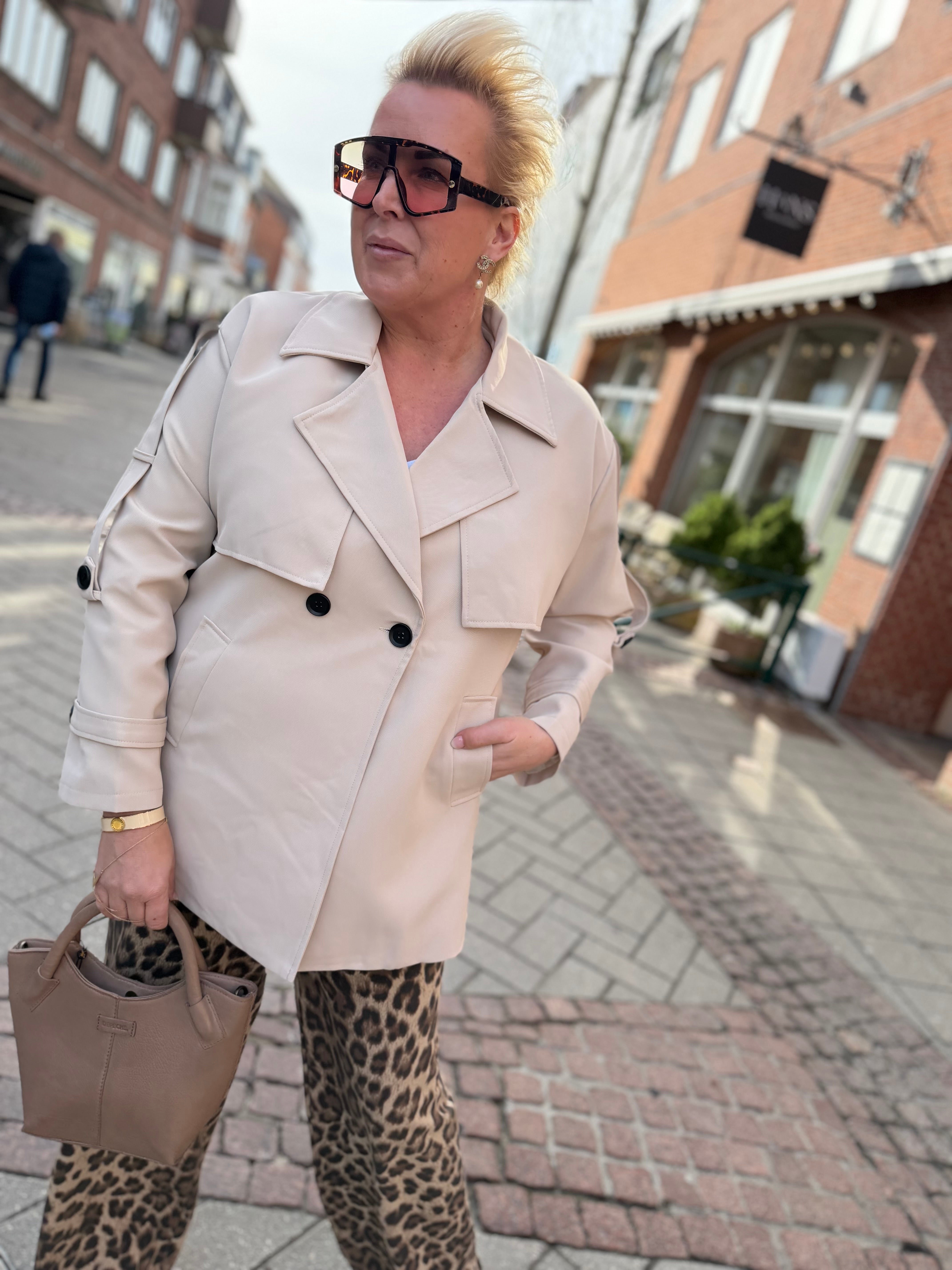 By Engbork Juliet short trench coat sand