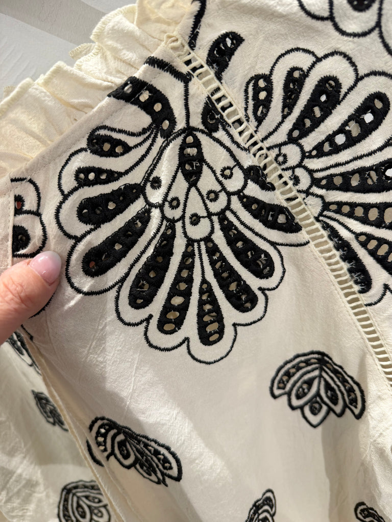 QNUZ 9249 Embrodery skjorte black white