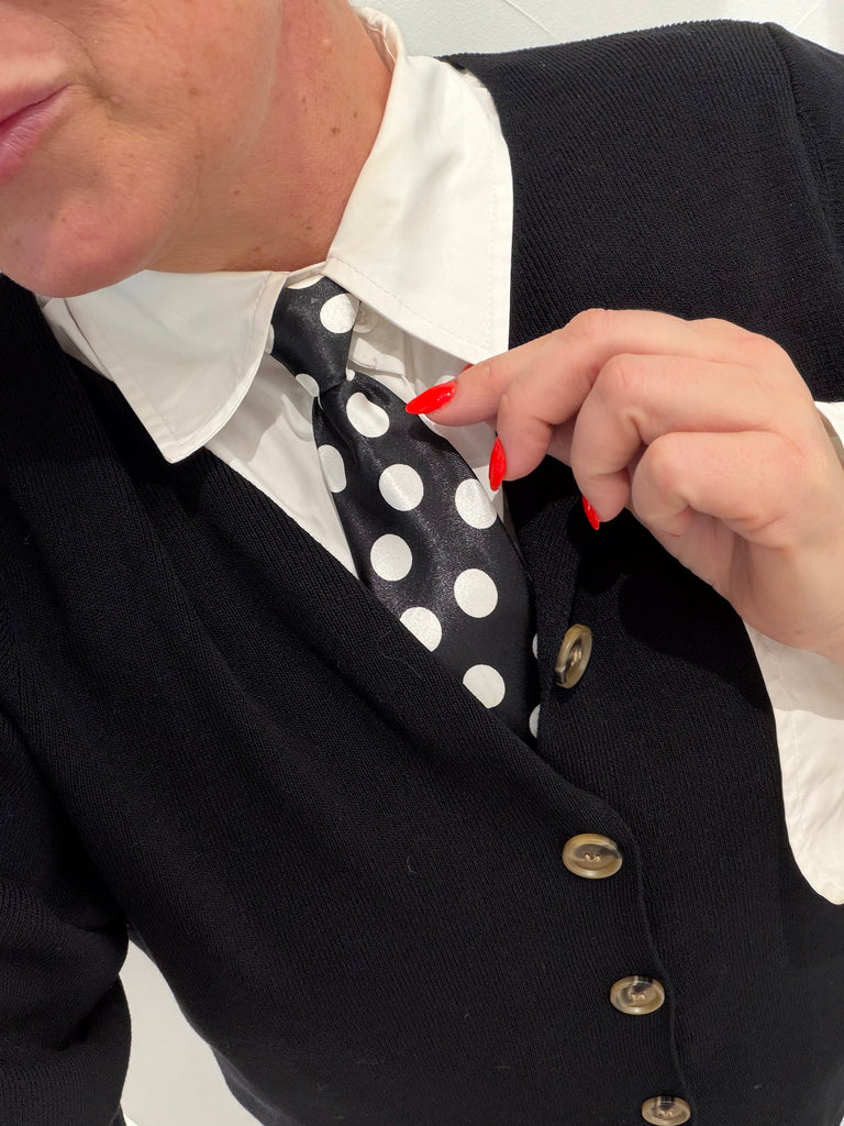 By Engbork slips dot black