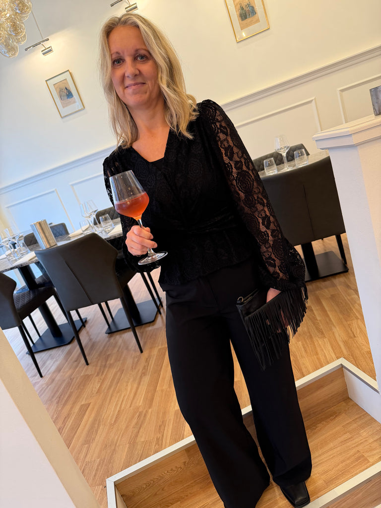 Liberte 22120 Tiki LS twist blouse black lace