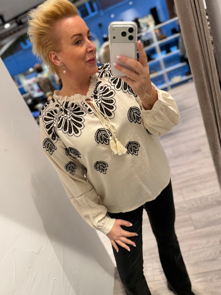 QNUZ 9249 Embrodery skjorte black white