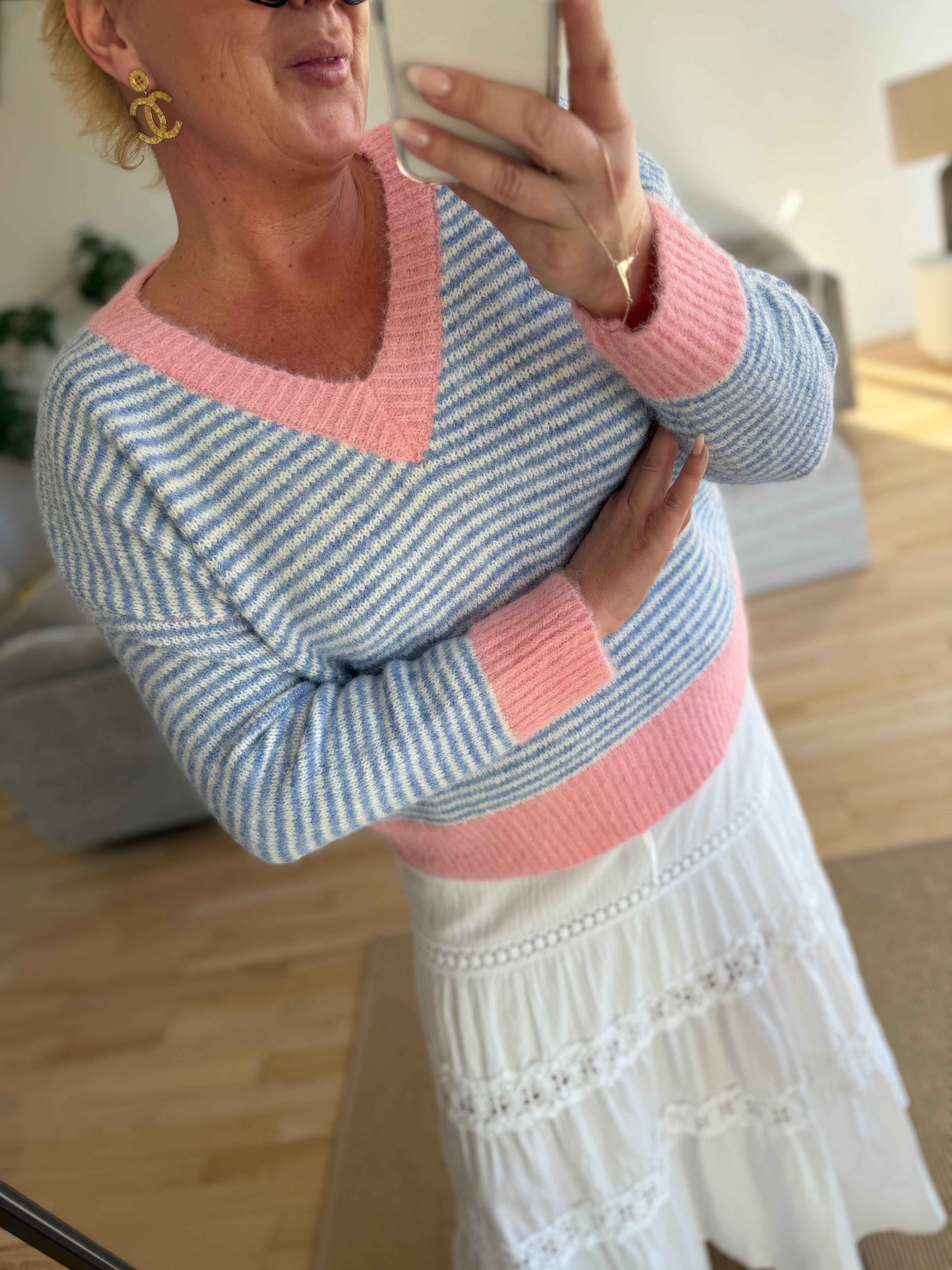 By Engbork Verni strik v- neck stripe