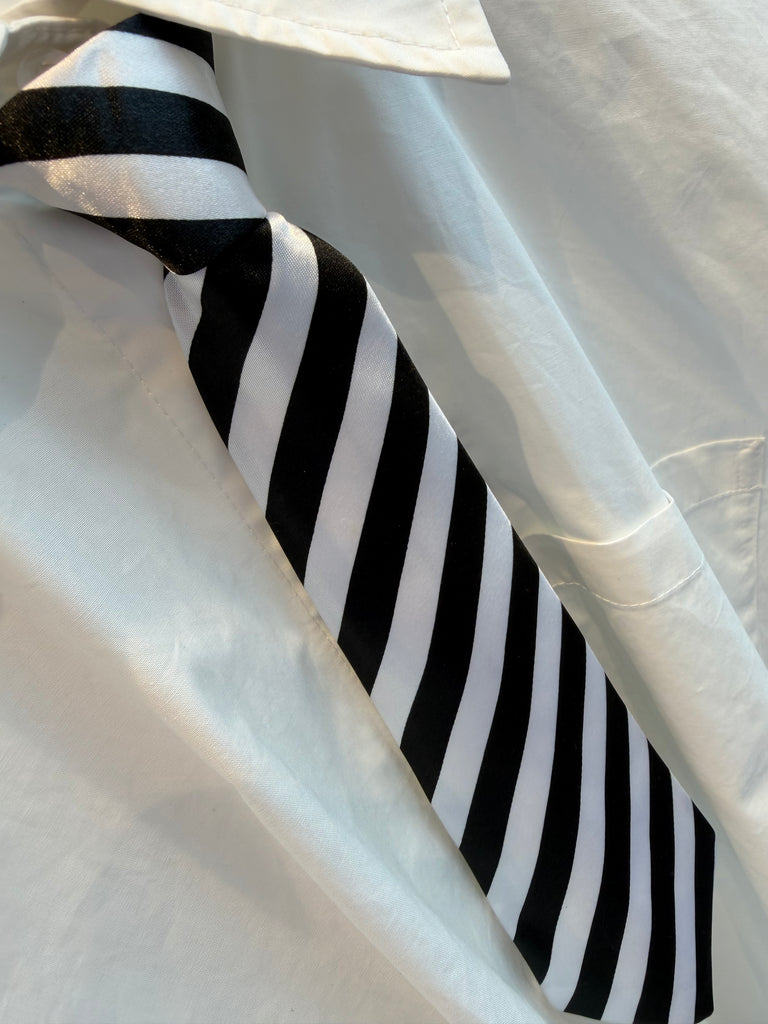 By Engbork slips big black white stripe