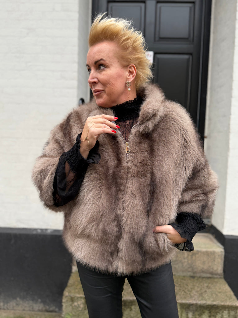 By Engbork Carmen pels fake raccoon