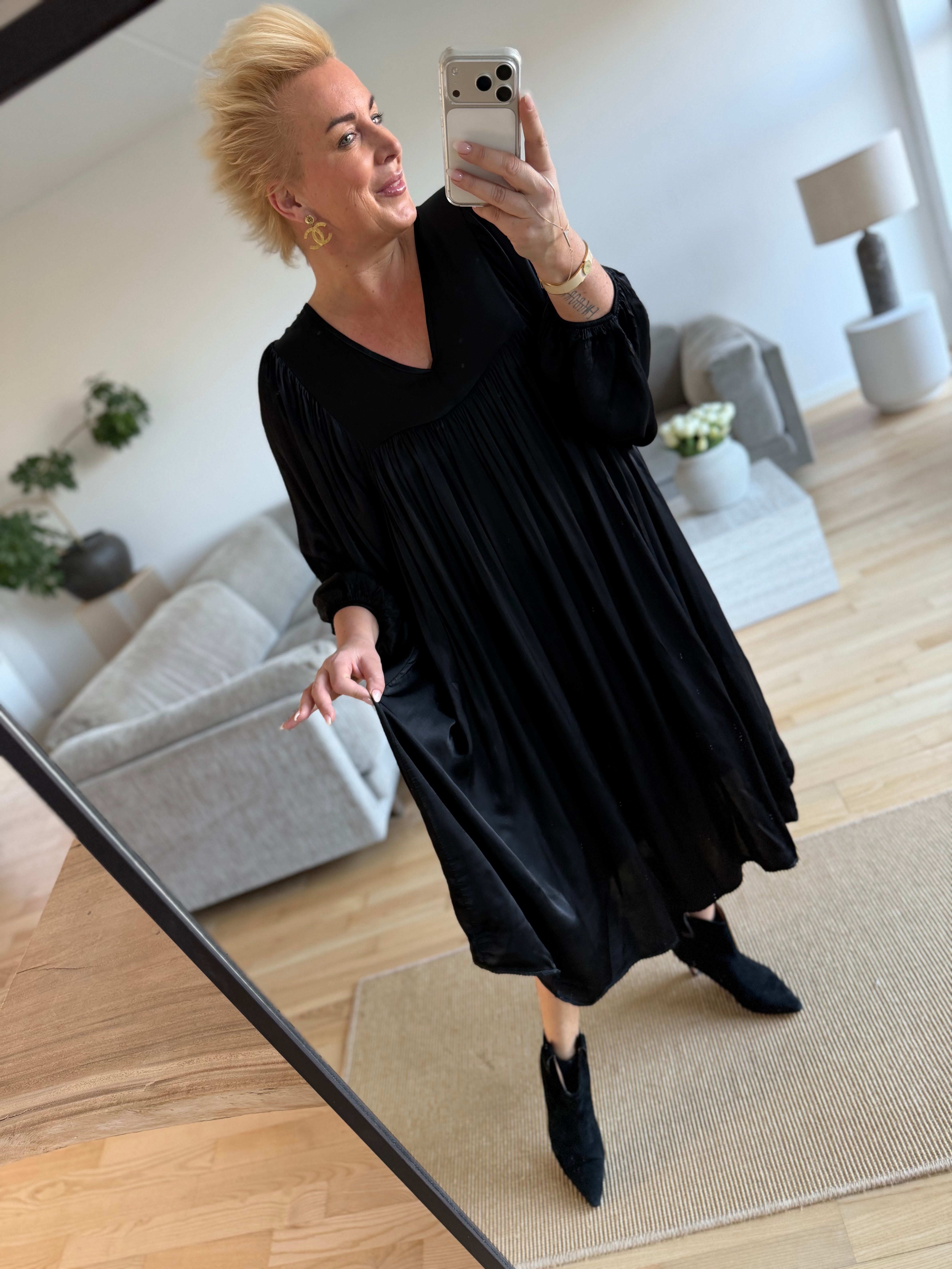 By Engbork HelloU Empire kjole sateen black