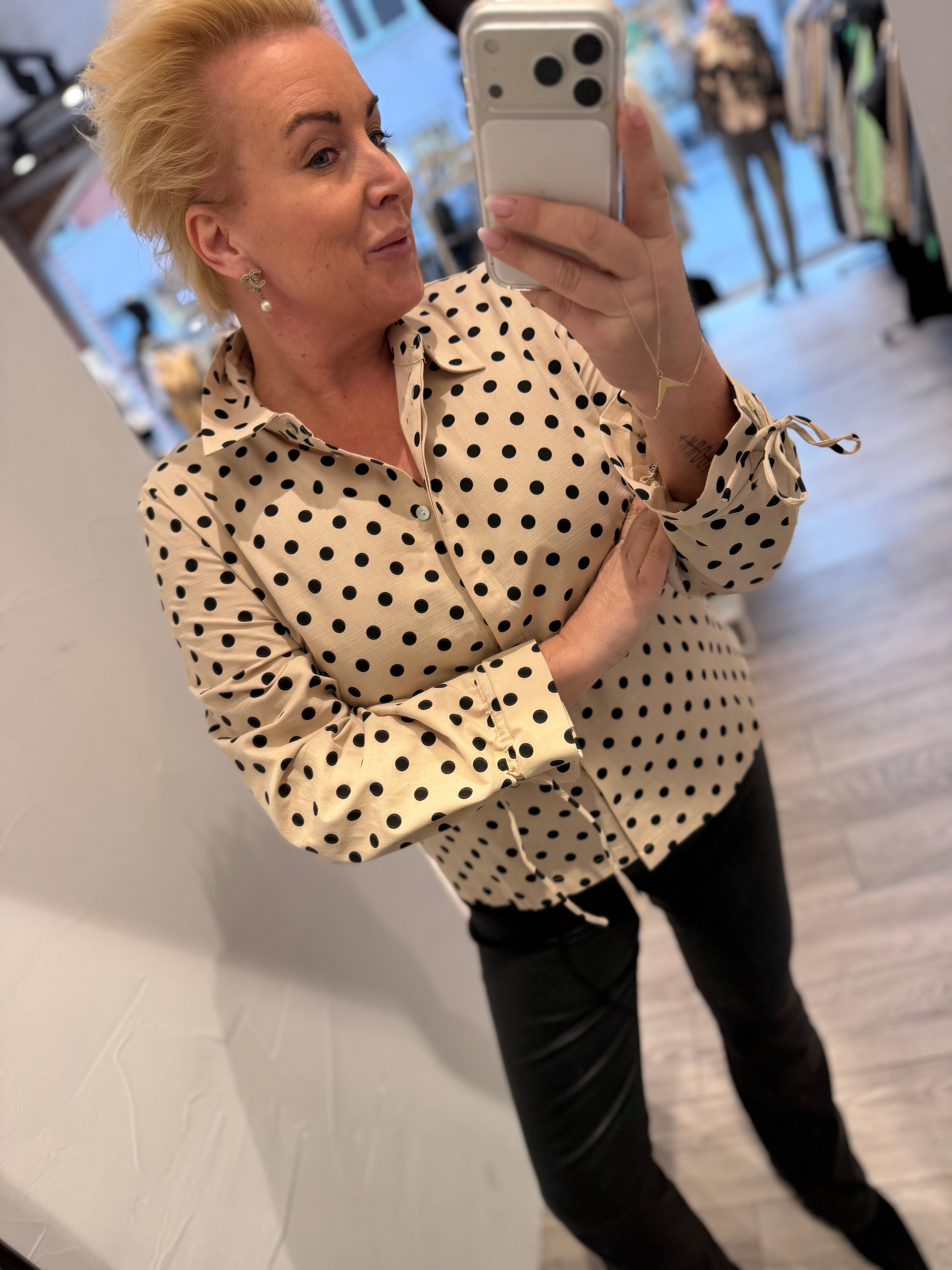 Love & Divine love1497 shirt dot cream