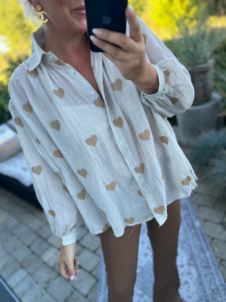 QNUZ  9102 Embrodery skjorte hearts taupe