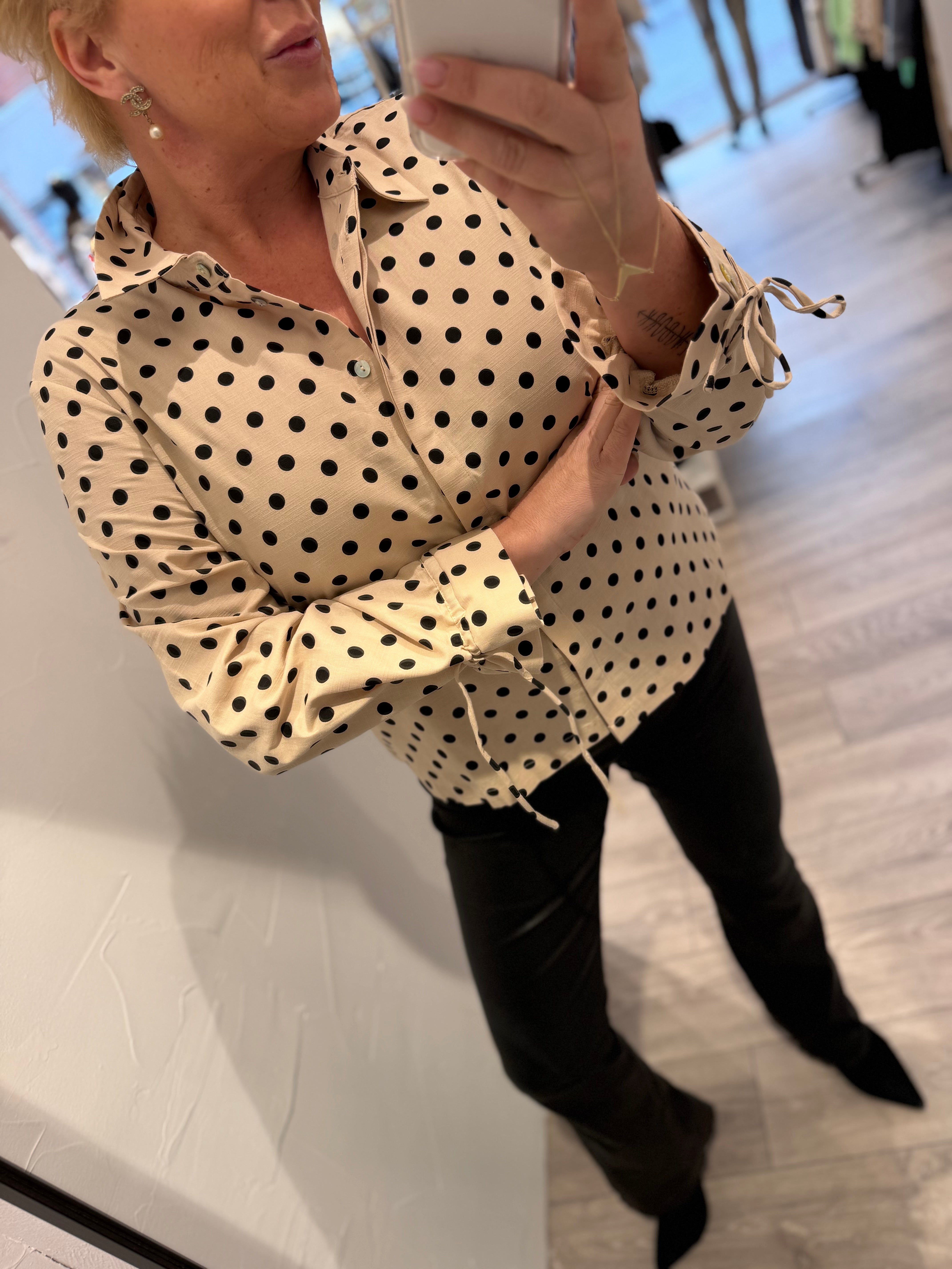 Love & Divine love1497 shirt dot cream