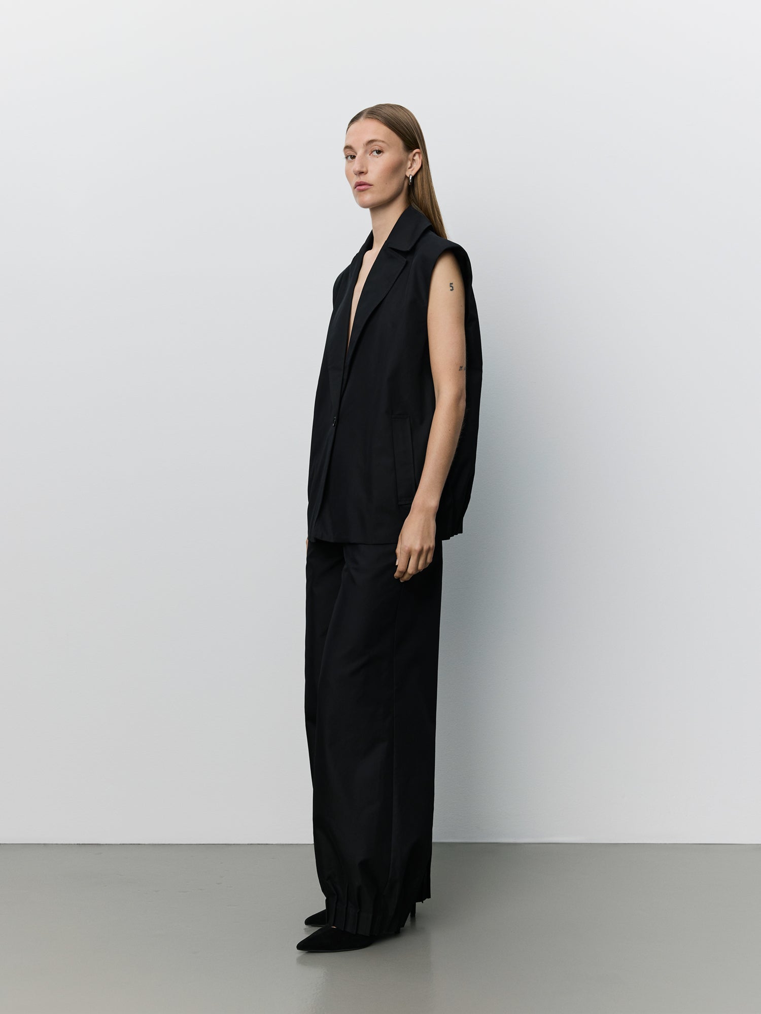 Sofie Schnoor S263277 Lanea pleated hem vest black