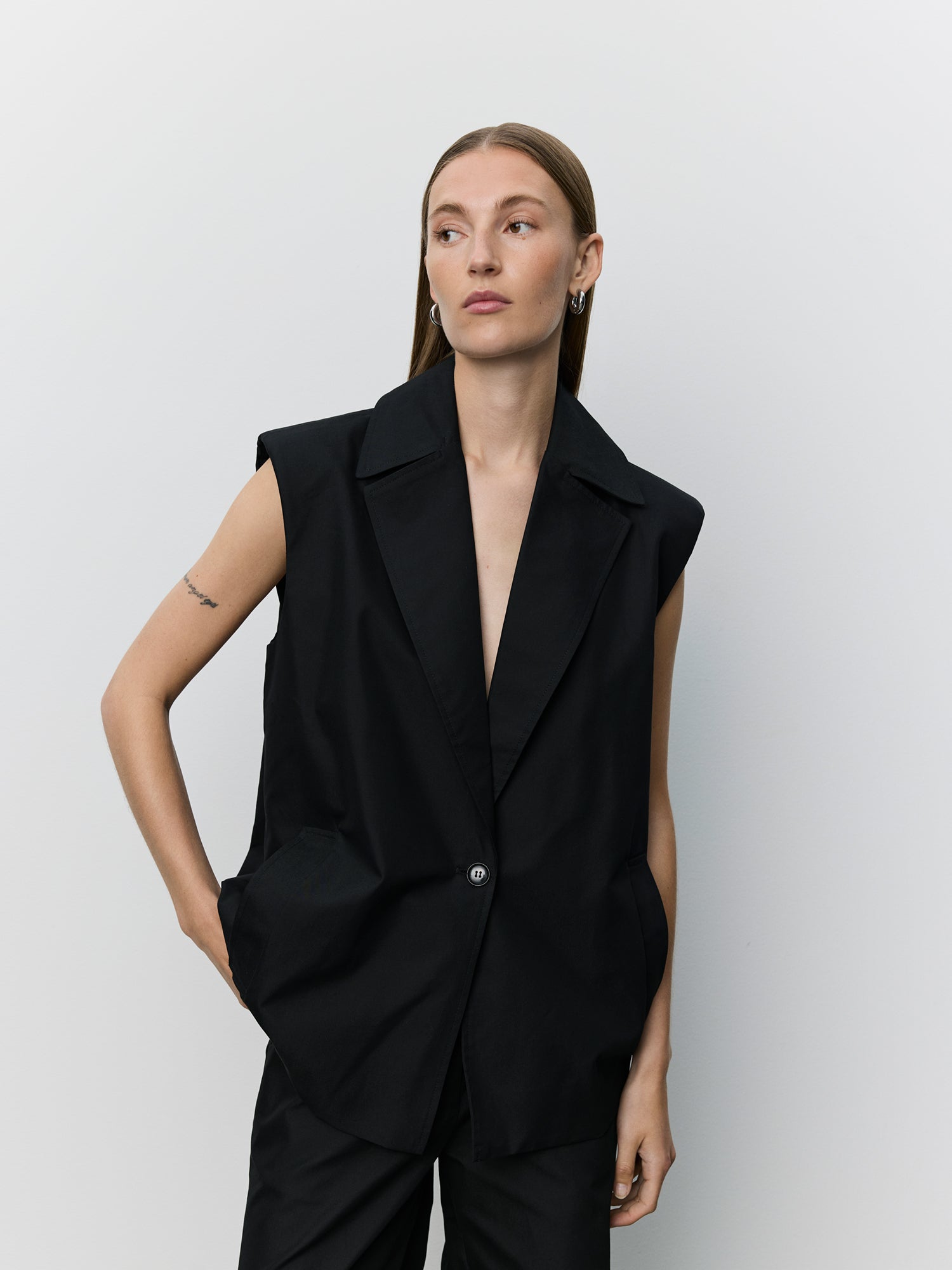 Sofie Schnoor S263277 Lanea pleated hem vest black