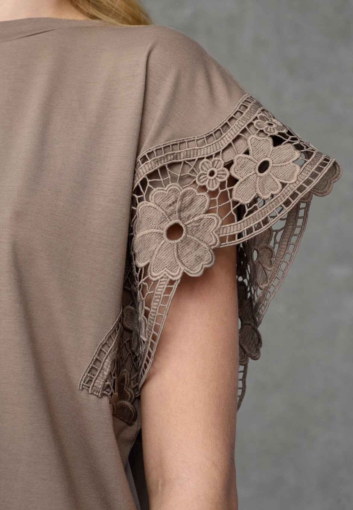 Love & Divine love1517 tee lace d. sand